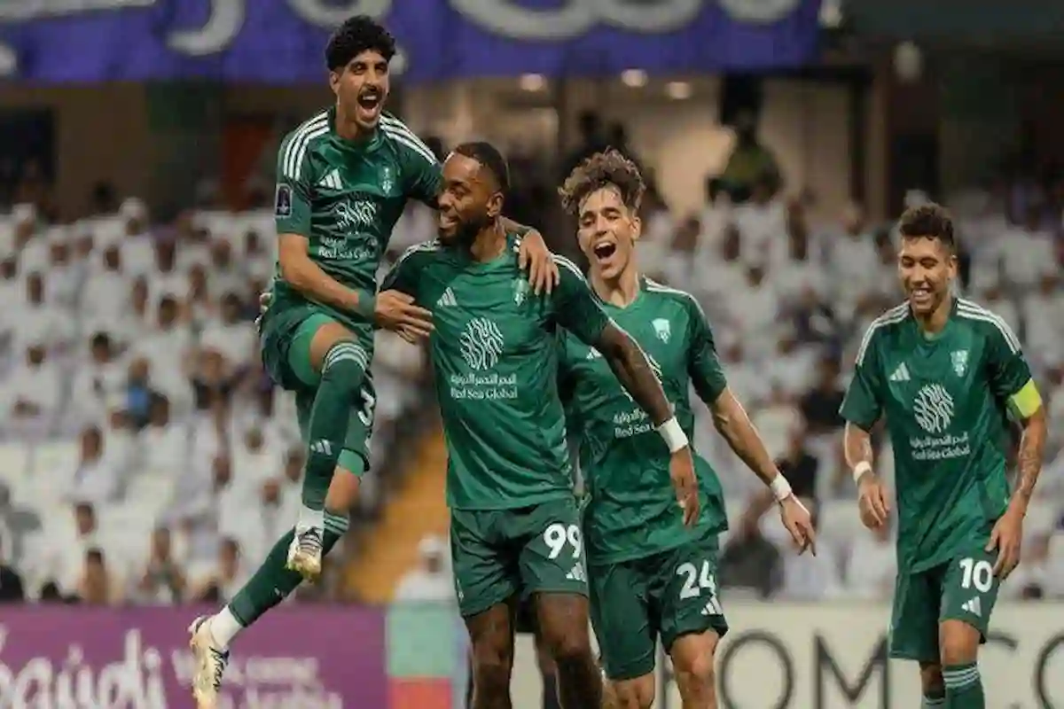 التشكيل الرسمي لنادي الأهلي في مواجهة اليوم التشكيل الرسمي للأهلي لمباراة اليوم أعلن المدرب الألماني ماتياس يايسله عن التشكيل الرسمي لنادي الأهلي في المواجهة المنتظرة، حيث يعتمد على قوة هجومية كبيرة بقيادة النجم إيفان توني وفراس البريكان، فيما يتولى رياض محرز صناعة اللعب من وسط الملعب. حراسة المرمى إدوارد ميندي خط الدفاع ماتيو دامس - روجير إيبانيز - ميريج ديميرال - علي مجرشي خط الوسط جالينو - غابرييل فيغا - زياد الجهني - رياض محرز خط الهجوم إيفان توني - فراس البريكان الأهلي يدخل المباراة بتشكيل هجومي قوي يعتمد المدرب ماتياس يايسله على خطة متوازنة تتيح للأهلي السيطرة على وسط الملعب بوجود غابرييل فيغا وزياد الجهني، بينما يمثل جالينو ورياض محرز إضافة قوية في الجناحين، في حين سيشكل الثنائي إيفان توني وفراس البريكان خطراً حقيقياً على دفاع الخصم. ميندي يحمي العرين.. ودفاع صلب يقوده إيبانيز وديميرال يتولى الحارس السنغالي إدوارد ميندي حماية عرين الأهلي، ويعتمد الفريق على دفاع قوي يقوده الثنائي روجير إيبانيز وميريج ديميرال، بينما يلعب ماتيو دامس وعلي مجرشي على الأطراف لدعم الهجوم. محاولات لتحقيق الفوز في مواجهة حاسمة يدخل الأهلي هذه المباراة وعينه على تحقيق الانتصار، حيث يسعى لمواصلة عروضه القوية وتعزيز موقفه في جدول الترتيب، معتمداً على تشكيل يضم نخبة من النجوم القادرين على صنع الفارق. ما هي توقعاتكم لأداء الأهلي اليوم؟ كيف ترون التشكيلة التي أعلنها المدرب ماتياس يايسله؟ وهل سينجح الأهلي في تحقيق الفوز بهذا التشكيل؟ شاركونا توقعاتكم في التعليقات!