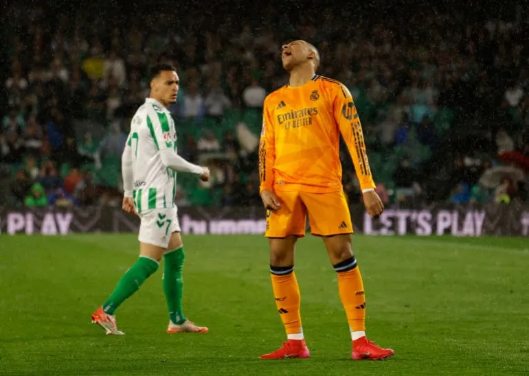 ريال مدريد يسقط أمام بيتيس.. خسارة تمنح برشلونة فرصة ذهبية!