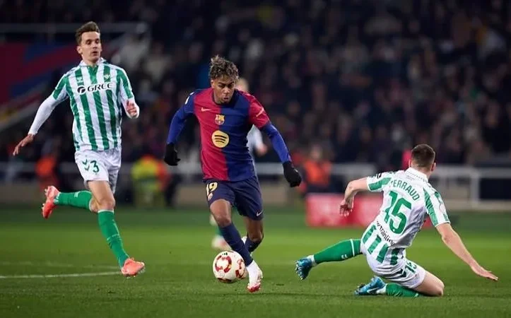 مباراة برشلونة ضد ريال بيتيس اليوم الجولة 30 من الدوري الإسباني 2025