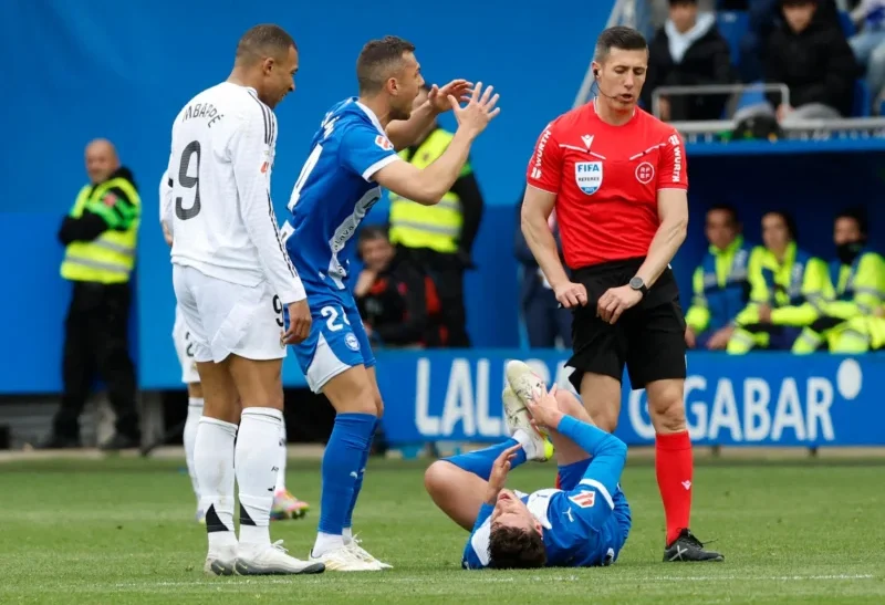 الكشف عن تقرير حكم مباراة ريال مدريد وألافيس بعد طرد مبابي في الدوري الإسباني