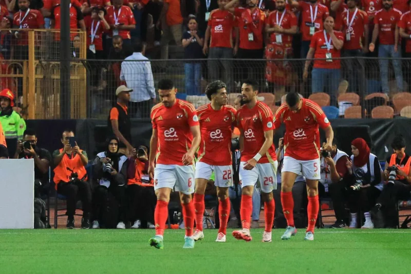 نجم الأهلي يخرج عن صمته: ويرد على الهجوم الجماهيري عقب الخروج ضد صن داونز