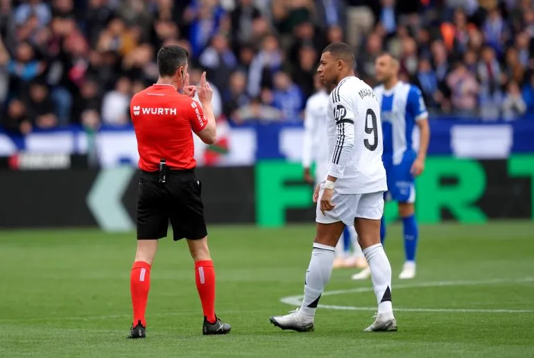 طرد كيليان مبابي من مباراة ريال مدريد ضد ديبورتيفو ألافيس في الدوري الإسباني