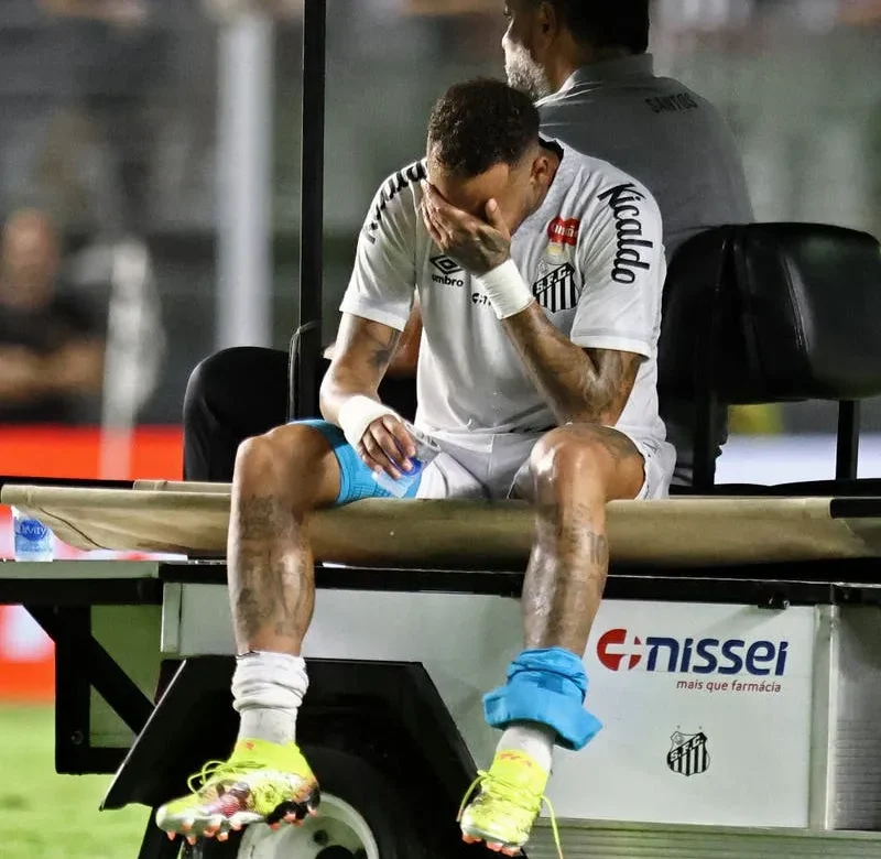 إصابة جديدة.. نيمار يغادر باكيًا مباراة سانتوس وأتلتيكو مينيرو في الدوري البرازيلي