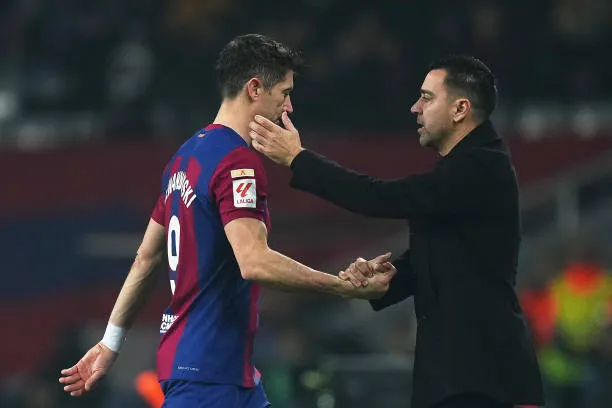 روبرت ليفاندوفسكي لاعب برشلونة مع تشافي