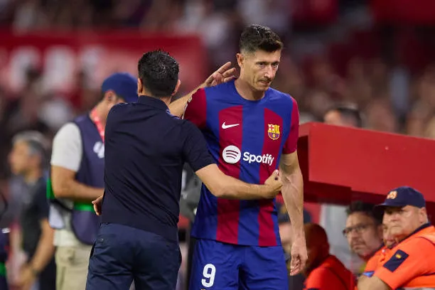 روبرت ليفاندوفسكي لاعب برشلونة مع تشافي